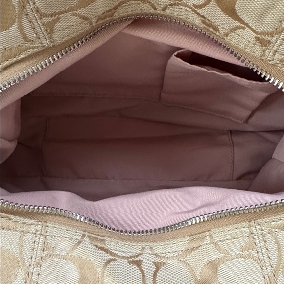 Coach Lynn hobo, beige signature canvas w/blush pink patent leather trim. EUC. - Picture 6 of 11